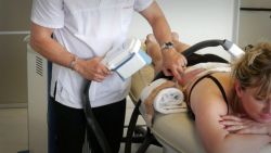 Séance de cryolipolyse par le docteur Christian Cocchi.