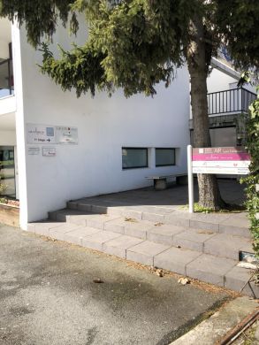 On accède au centre médical esthétique & lasers secondaire de BORDEAUX CAUDERAN par la porte vitrée d'entrée au 1er étage : monter l'escalier depuis le parking ou la rue au premier étage.